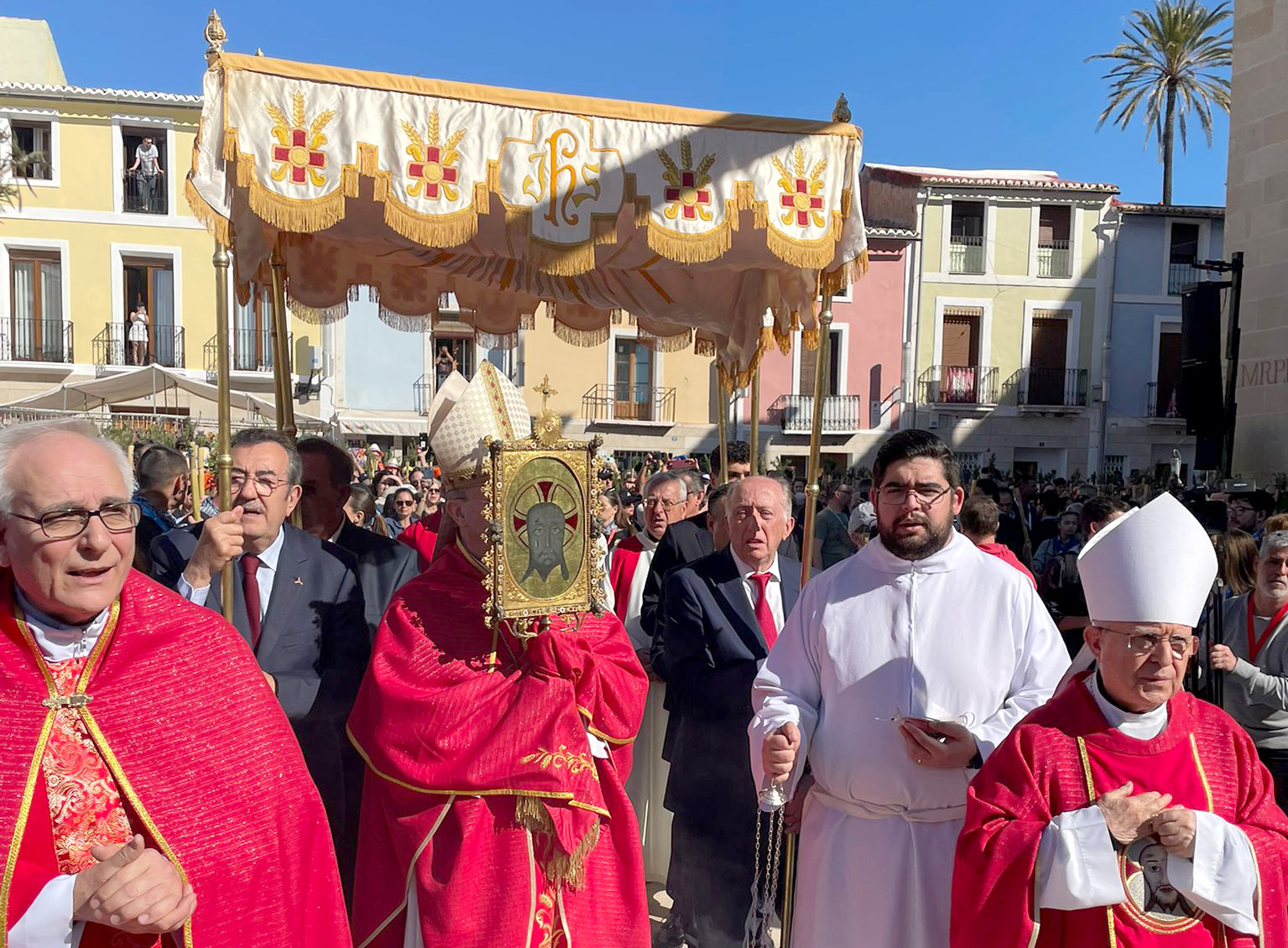 ALICANTE PEREGRINA A LA SANTA FAZ EN UNA MULTITUDINARIA ROMERÍA MARCADA POR LA ORACIÓN POR LA PAZ